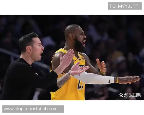 詹姆斯最后一攻前询问雷迪克暂停建议雷迪克果断选择直接进攻策略 詹姆斯最后一攻前询问雷迪克暂停建议雷迪克果断选择直接进攻策略